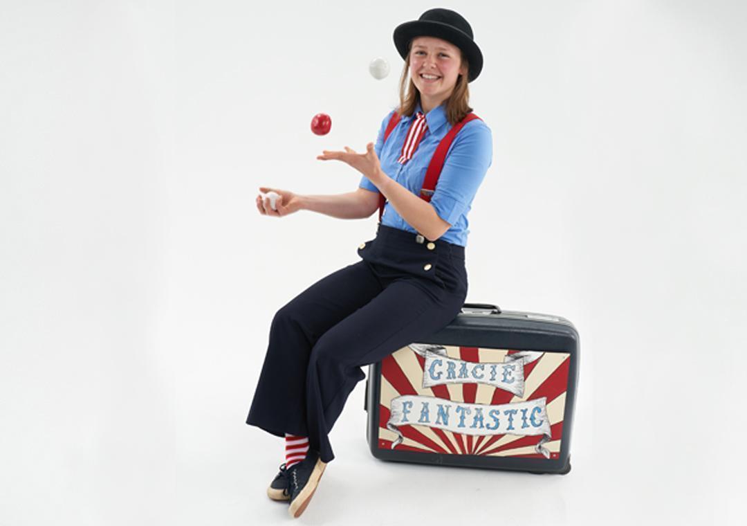 Gracie Fantastic juggling